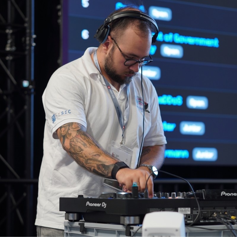 Marcel Schnideritsch at the decks